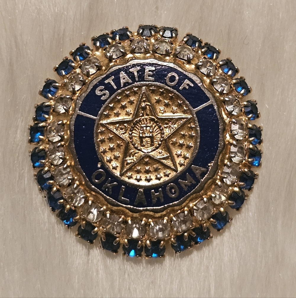 VTG Great Seal The State Of Oklahoma Goldtone Rhinestone Studded  1" Brooch Pin